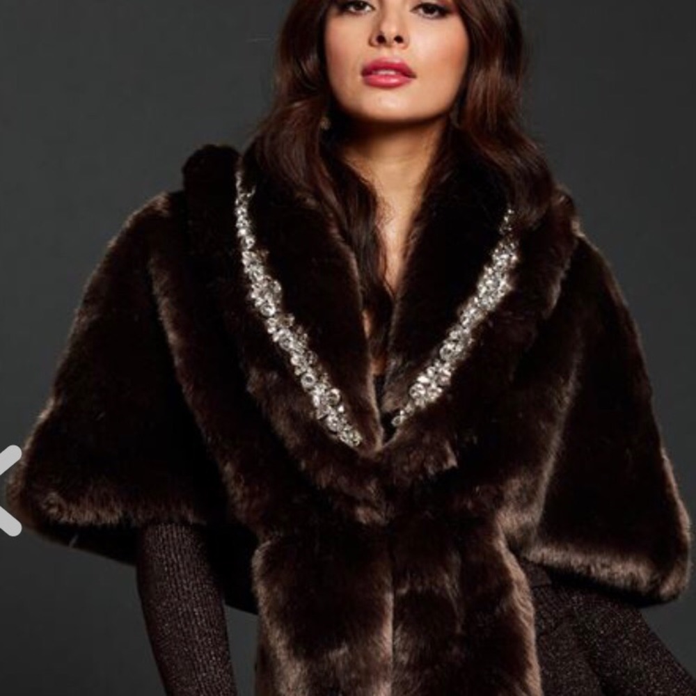 DONNA SALYERS Luxe Fabulous Furs Luxe.The iconic collection Shawl.